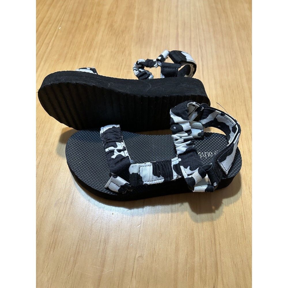 Olivia Miller Women's Sandals Size 6 Cow‎ Print Teva Style Shoe - Picture 2 of 2